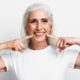 Una dona gran somriu amb unes dents blanques i perfectes
