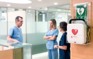Clínica dental cardioprotegida en Manresa: seguridad con desfibrilador para nuestros pacientes 3 Clinica Dental Sitges 5